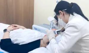 Xóa xăm 'chân mày tài lộc' bằng laser