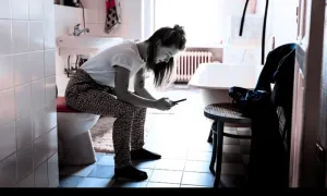 Vì sao người trẻ tìm nơi trú ẩn trong toilet?