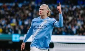 Haaland qua mặt Cantona, Rooney ở derby Manchester