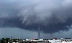 Vòi rồng xuất hiện trên biển Cà Mau